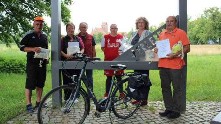 "Starradler" Norbert Weise, Christel und Burghard Suckert vom ESV Perleberg, Mareen Chachulski als Drittplatzierte in der Einzelwertung (v.l.) sowie der Quitzower Ortsvorsteher Armin Schwarz bei der Siegerehrung mit Perlebergs stellvertretender Bürgermeisterin Ute Reinecke (2.v.r.)