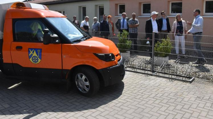 Die Gemeinde Witzin verfügt schon über einen Elektrotansporter. Dieses Fahrzeug zeigte Bürgermeister Hans Hüller auch Energieminister Christian Pegel.
