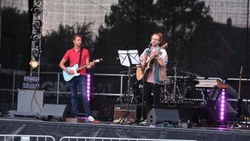 Sänger Mikey Dwyer und Gitarrist Paul am Wyker Hafen beim Open Air Konzert.
