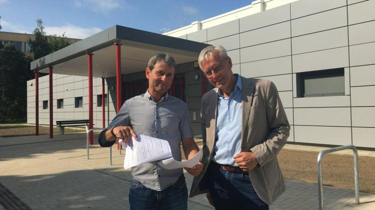 Erläuterten das Konzept der neuen Sporthalle in der Friesenstraße: Ulrich Bartsch und Mathias Gowin (v.r.) vom Zentralen Gebäudemanagement der Stadt. Erläuterten das Konzept der neuen Sporthalle in der Friesenstraße: Ulrich Bartsch und Mathias Gowin (v.r.) vom Zentralen Gebäudemanagement der Stadt.