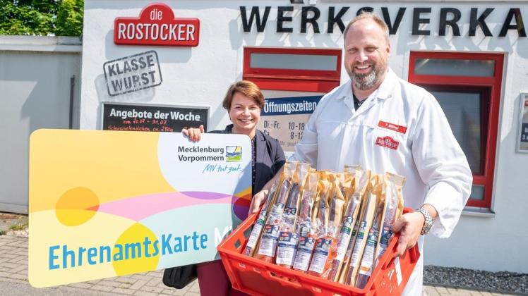 Über die Partnerschaft des Unternehmens Die Rostocker mit der Ehrenamtskarte MV freuen sich Sozialministerin Stefanie Drese (SPD) und Geschäftsführer Tobias Blömer.