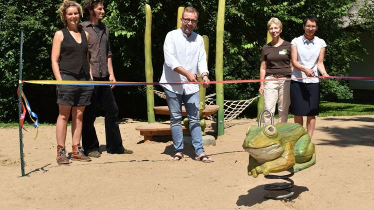 Weihten den neuen Spielplatz im Wildpark Güstrow ein: Janne König, Thor Swertz, Steffen Büchner, Marianne Tuscher und Heidi Radtke (v. l).