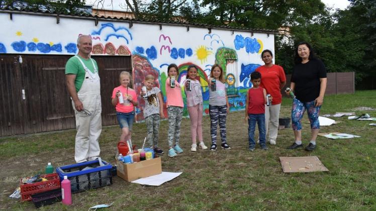 Kinder aus dem Hort am Inselsee haben ein Nebengebäude der Schule unter Anleitung von Torsten Lange (l.) und Parvaneh Salchi Vaziri (2.v.r.) bemalt. Ljudmila Kuhlmann (r.) vom Verein Tuimaada hat das Projekt geleitet. Kinder aus dem Hort am Inselsee haben ein Nebengebäude der Schule unter Anleitung von Torsten Lange (l.) und Parvaneh Salchi Vaziri (2.v.r.) bemalt. Ljudmila Kuhlmann (r.) vom Verein Tuimaada hat das Projekt geleitet.