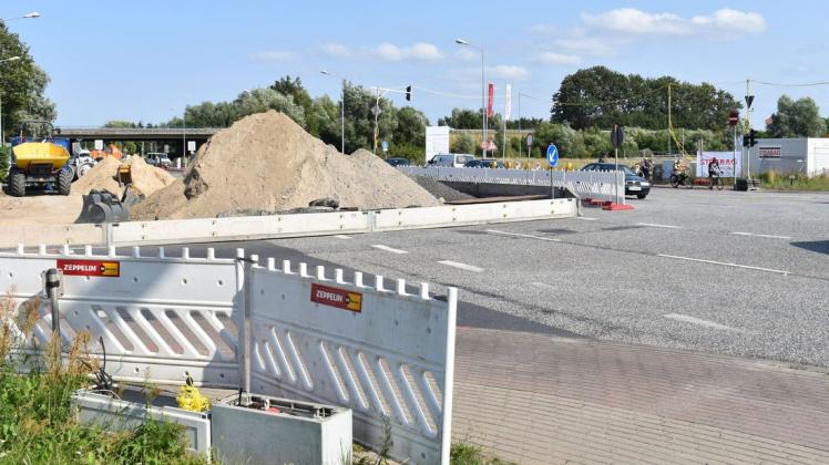 Durch die Bauarbeiten an der Kreuzung stehen den Autofahrern weniger Fahrspuren zur Verfügung. Durch die Bauarbeiten an der Kreuzung stehen den Autofahrern weniger Fahrspuren zur Verfügung.