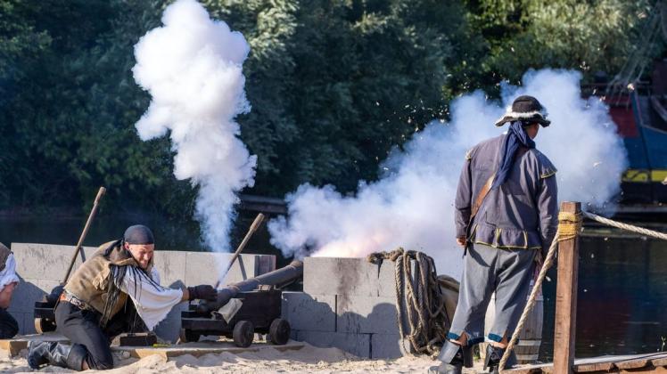 Das Piraten Action-OpenAir-Theater in Grevesmühlen startet am Freitag unter Auflagen in die diesjährige Spielzeit. Ein großes Problem stellt der Lärmpegel beispielsweise beim Abfeuern von Kanonen dar.