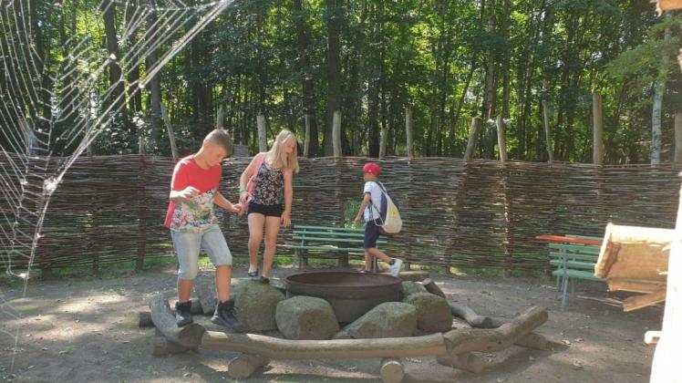 Spaß im Wildpark in Güstrow hatten Mädchen und Jungen aus der Gemeinde Kloster Tempzin.