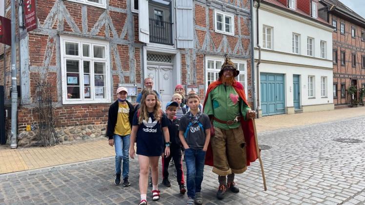 Mit Räuber Vieting auf Tour: Ferienkinder erkunden ihre Heimatstadt.