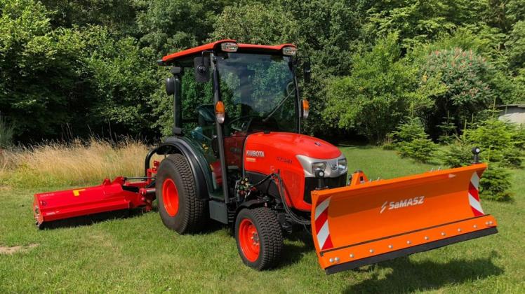 Erleichtert die Arbeit in der Gemeinde Blankenberg: Der neue Traktor ist mit mehreren Zusatzgeräten ausgestattet.