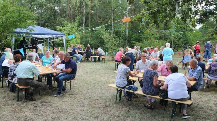 Beim Sommerfest in Lindenberg herrscht an den gut besetzten Tischen und Bänken eine gemütliche Stimmung.