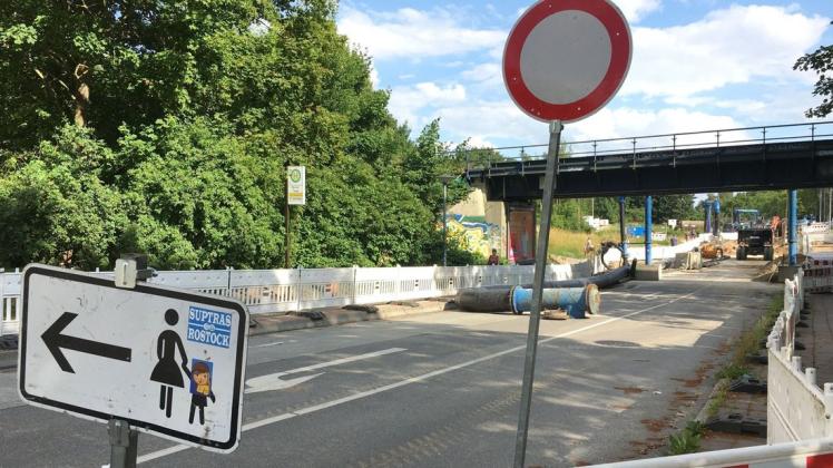 Nicht nur die Baustelle am Knotenpunkt an der Tessiner Straße hält sich hartnäckig, auch in der Erich-Schlesinger-Straße auf Höhe der Straße Bei der Tweel ist kein Durchkommen. Nicht nur die Baustelle am Knotenpunkt an der Tessiner Straße hält sich hartnäckig, auch in der Erich-Schlesinger-Straße auf Höhe der Straße Bei der Tweel ist kein Durchkommen.
