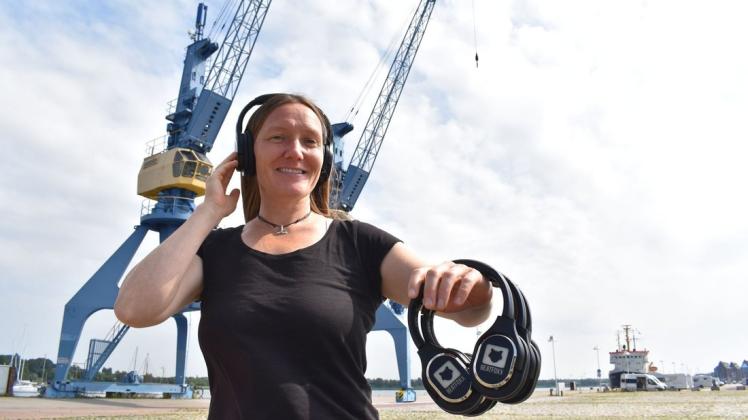 Neben den  Petersdorfer Kränen auf der Haedgehalbinsel im Rostocker Stadthafen lädt Sandra Kley und ihr Team von Silentdisco zum Feiern mit Kopfhörern ein.