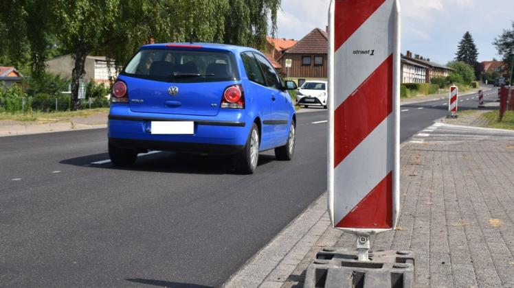 Noch sind nicht alle Überbleibsel der Baustelle auf der B208 zwischen Schönhof und Bobitz weggeräumt. Doch der Verkehr auf der gut fünf Kilometer langen sanierten Fahrabahn kann trotzdem schon wieder rollen. Noch sind nicht alle Überbleibsel der Baustelle auf der B208 zwischen Schönhof und Bobitz weggeräumt. Doch der Verkehr auf der gut fünf Kilometer langen sanierten Fahrabahn kann trotzdem schon wieder rollen.