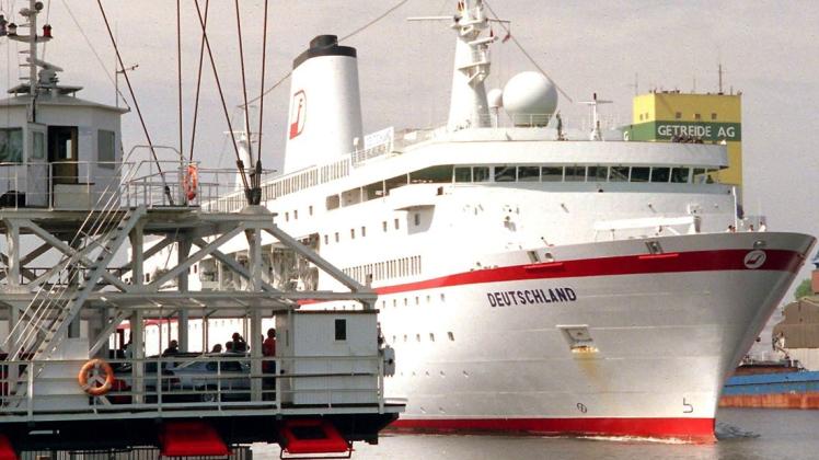 Momente wie diese sehnen die Menschen im Raum Rendsburg herbei: Im Jahr 1999 passierte das Kreuzfahrtschiff „Deutschland“ auf dem Weg durch den Nord-Ostsee-Kanal die historische Schwebefähre (links).