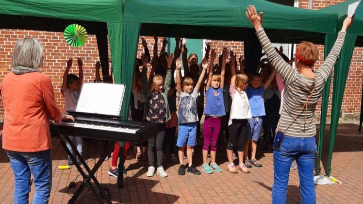 Endlich wieder zusammen spielen und singen – die Aktiv-Kreativtage machten es möglich. Endlich wieder zusammen spielen und singen – die Aktiv-Kreativtage machten es möglich.