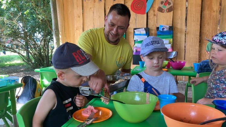 Die Kinder lassen sich das Essen von dem neuen Chefkoch Thomas Utke schmecken. Nun fehlt der Kneipp-Kita "Sonnenschein" in Lübesse noch ein FSJler.