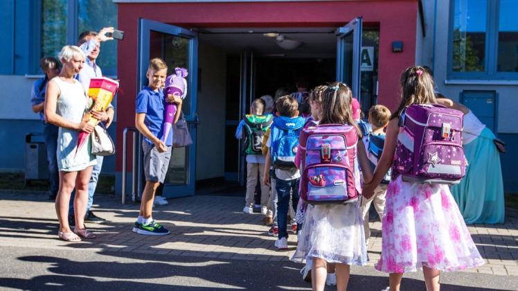 Am Wochenende finden zahlreiche Einschulungsfeiern in Schwerin statt. Ab Montag machen sich dann wieder rund 15.000 Schüler in der Landeshauptstadt auf den Weg zur Schule. Am Wochenende finden zahlreiche Einschulungsfeiern in Schwerin statt. Ab Montag machen sich dann wieder rund 15.000 Schüler in der Landeshauptstadt auf den Weg zur Schule.