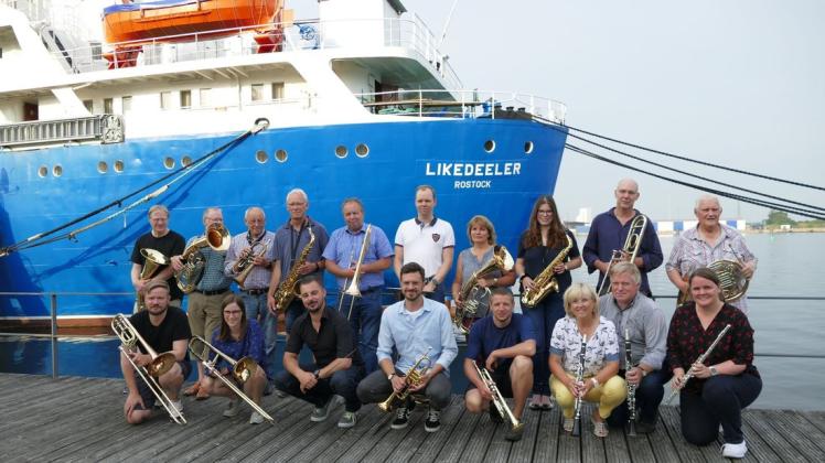 Feiert 30-jähriges Bestehen: Das Rostocker Blasorchester probte am Montagabend zum ersten Mal in seinem neuen Proberaum im Jugendschiff Likedeeler.