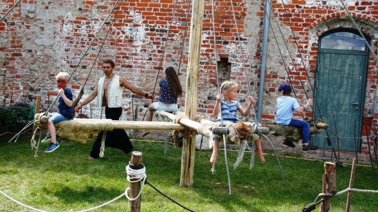 Ein mittelalterliches Karussell wird einmal mehr am Kloster Rehna für Kinder aufgebaut.