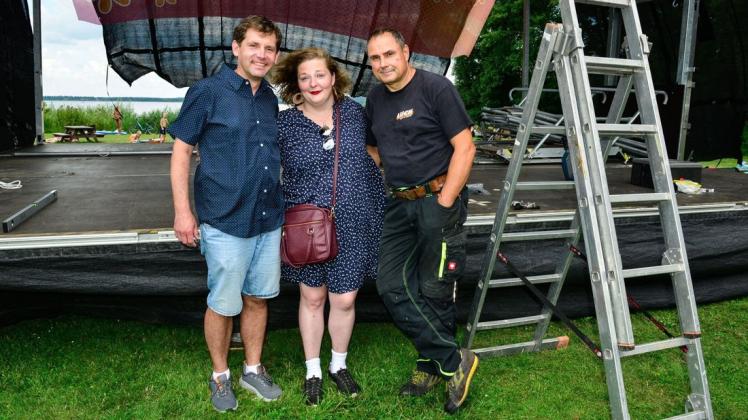 Eine kurze Arbeitspause bein Aufbau der Bühne für den Kultursommer 2021 für Manuel Ettelt, Hanna Markutzik und Bühnentechniker Andreas Luck (von links) Eine kurze Arbeitspause bein Aufbau der Bühne für den Kultursommer 2021 für Manuel Ettelt, Hanna Markutzik und Bühnentechniker Andreas Luck (von links)