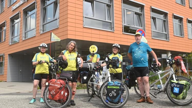 Wollen mit ihrer Radtour Mut machen: (v. l.) Betti de Vries, Mona Winter, Lorena May, Catrin Waisch und Peter Krauss bei ihrem Halt am Klinikum Itzehoe.