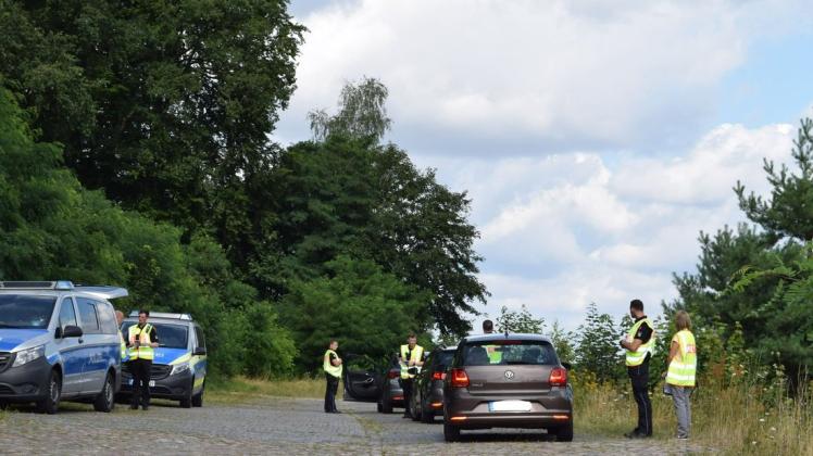 Allgemeine Verkehrskontrolle auf Höhe des Sternberger Bahnübergangs durch Polizeischüler der Fachhochschule in Güstrow.