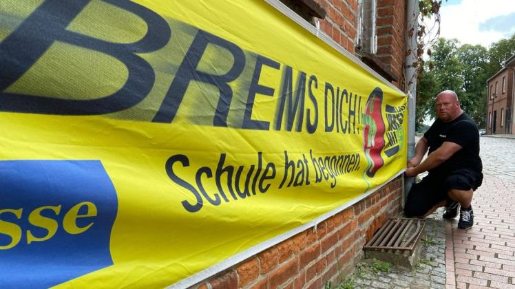 Auch Bereich der Gadebuscher Grundschule ist ein Banner befestigt worden. Im Bild: Martin Höckendorff, Mitarbeiter des Ordnungsamtes.