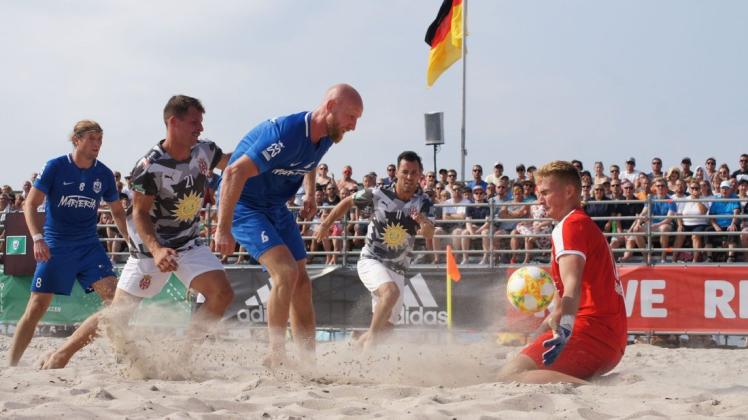 Vor zwei Jahren wurden die Robben - unter anderem mit Kapitän Tim Kautermann (Mitte) und Christoph Türk (links) - im Finale gegen Düsseldorf zum dritten Mal in Folge Deutscher Beachsoccer-Meister. Vergangenes Jahr war im Halbfinale Schluss. Nun soll vor heimischem Publikum am Warnemünder Strand wieder der Titel her.