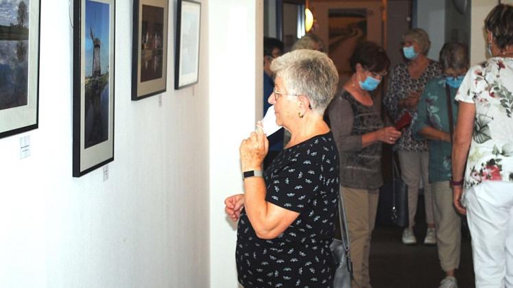 Besucher sehen sich im  Landesamt für Umwelt, Naturschutz und Geologie die Ausstellung „Spiegelungen“ der Interessengemeinschaft Fotografie im Mühl Rosiner Verein Bisdede an.
