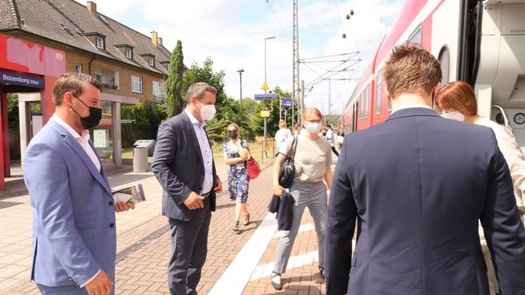 Der Spitzenkandidat der CDU, Michael Sack (2.v.l.), vor dem Einsteigen in den Regionalexpress. Er hat die Landesregierung in Sachen Anschluss an den Hamburger Verkehrsverbund scharf kritisiert.