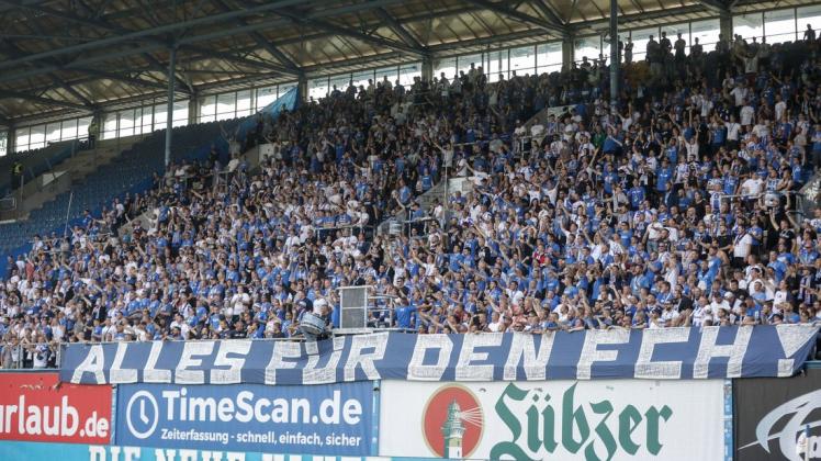 Rund 14 000 Fans unterstützten den FC Hansa im Heimspiel gegen den Karlsruher SC (1:3). Am Sonnabend im Auswärtsspiel in Hannover sind bis 1000 Anhänger der Rostocker in der HDI Arena zugelassen. Rund 14 000 Fans unterstützten den FC Hansa im Heimspiel gegen den Karlsruher SC (1:3). Am Sonnabend im Auswärtsspiel in Hannover sind bis 1000 Anhänger der Rostocker in der HDI Arena zugelassen.