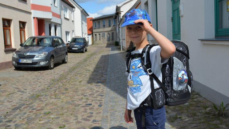Immer schön die Augen offen halten: Abc-Schützen wie Mats müssen sich an den Schulweg erst noch gewöhnen. Da hilft es, wenn andere Verkehrsteilnehmer doppelt aufmerksam sind. Immer schön die Augen offen halten: Abc-Schützen wie Mats müssen sich an den Schulweg erst noch gewöhnen. Da hilft es, wenn andere Verkehrsteilnehmer doppelt aufmerksam sind.