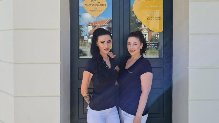 Anika Benecke und Stefanie Wilke vor ihrer Geschäftsstelle in der Karl-Marx-Straße 5 in Perleberg. Anika Benecke und Stefanie Wilke vor ihrer Geschäftsstelle in der Karl-Marx-Straße 5 in Perleberg.