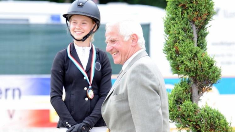 Erfolg für Isabella Schröter. Für ihre Bronzemedaille erhält sie Glückwünsche vom Präsidenten des Pferdesportverbandes MV, Dr. Burkhard Dittmann.