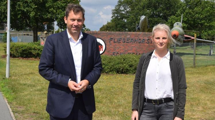 Lars Klingbeil und Franziska Brzezicha vor dem Tor des Fliegerhorstes in Jagel.