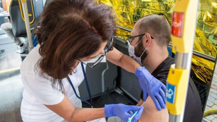 In zwei NVS-Bussen wurden am Donnerstag Hunderte Menschen gegen das Coronavirus geimpft. Hier bekommt Tobias Jante aus Schwerin seine Impfung.