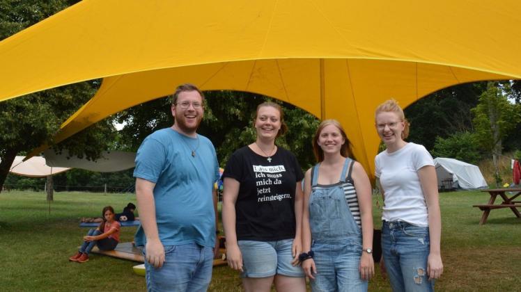 Im Sommercamp der Kirchengemeinde Bützow behalten Phillip Dingler, Jasmin Koehler, Mirja von Engelhardt und Laura Ahrens (v. l.) den Überblick.