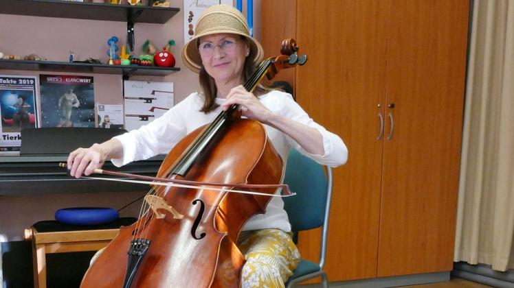 Cellistin und stellvertretende Direktorin des Konservatoriums Schwerin Christina Lüdicke in ihrem Arbeitszimmer.