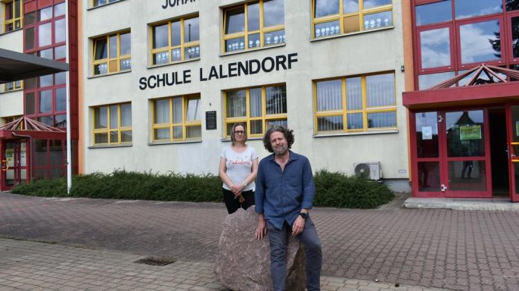Henning Klafs ist der neue Schulleiter in Lalendorf. Mit ihm fängt auch Schulsachbearbeiterin Anja Plath an der Johann-Pogge-Schule an.
