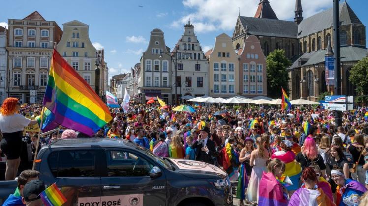 Teilnehmer des Christopher Street Day in Rostock. Das damalige Motto: Meine Stimme ist queer - Unsere Wahl gegen Diskriminierung
