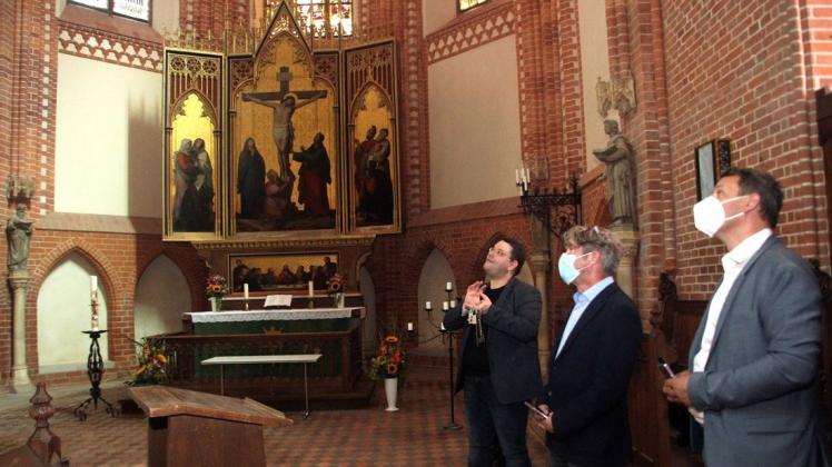 Michael Sack (r.), Spitzenkandidat der CDU im Land, besucht Dobbertin. Hier in der Klosterkirche erklärt Kantor Christian Wiebeck (l.) die Orgel und stellt diese auch klanglich vor..