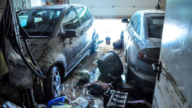 In einer der Garagen in Görslow wurden durch den Starkregen zwei Autos von den Wassermassen komplett zerstört. Doch das ist eher die Ausnahme im Schweriner Umland.