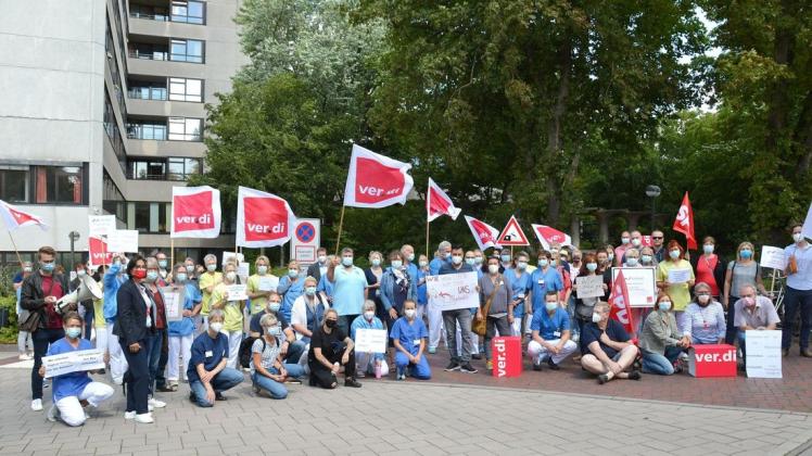 Gut 70 Mitarbeiter versammelten sich am Freitag vor dem Rendsburger Imland-Standort.