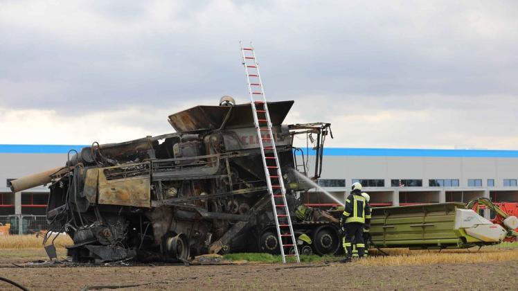 Ein bereits ausgebrannter Mähdrescher auf einem Acker im Rostocker Ortsteil Nienhagen hat am Donnerstagnachmittag erneut einen Großeinsatz der Feuerwehr nach sich gezogen. derten. Sie alarmierten die Feuerwehr. Diese kam daraufhin mit einem Löschzug zum Einsatz. Ein bereits ausgebrannter Mähdrescher auf einem Acker im Rostocker Ortsteil Nienhagen hat am Donnerstagnachmittag erneut einen Großeinsatz der Feuerwehr nach sich gezogen. derten. Sie alarmierten die Feuerwehr. Diese kam daraufhin mit einem Löschzug zum Einsatz.