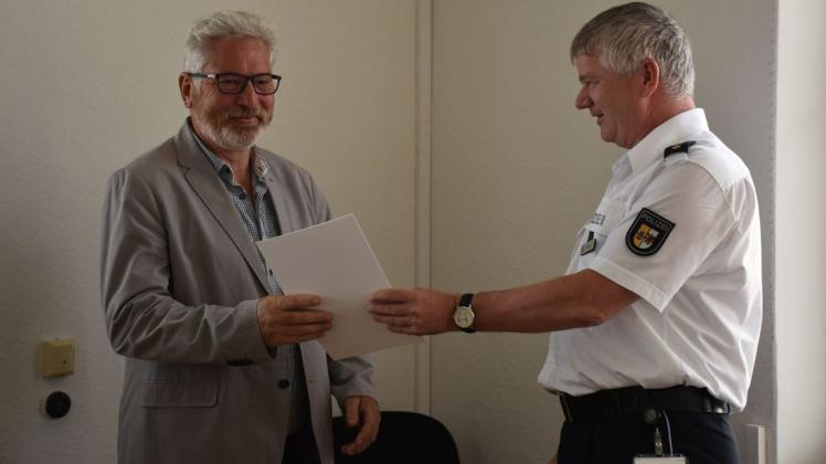 Die Urkunde über den Eintritt in den Ruhestand überreicht der Leiter der Polizeiinspektion Wismar Uwe Oertel dem Gadebuscher Polizei-Urgestein Peter Kalugin.