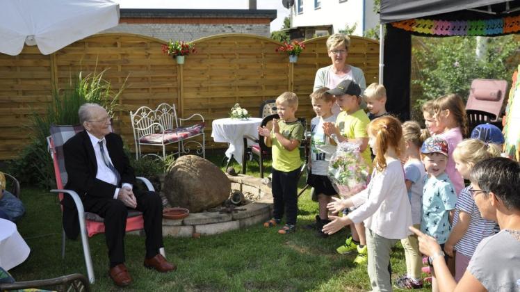 Zu seinem 100. Geburtstag gratulieren Heinz Laabs die Kinder der Glöwener Kita „Waldhaus“ mit einem musikalischen Ständchen.