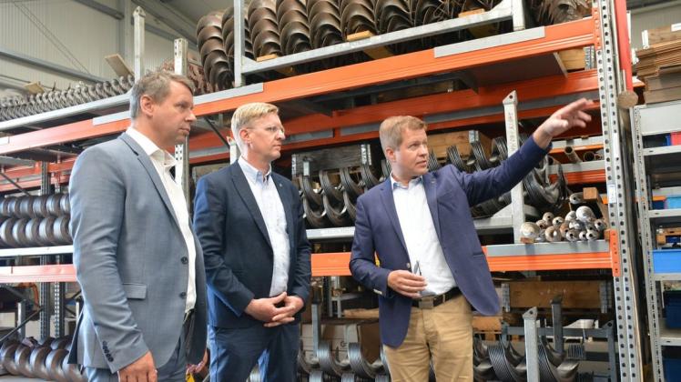 Ein Blick in die Produktion: Firmeninhaber Tom Henning (r.) führt Michael Sack (l.) und Christian Geier durch die Fertigungshalle.