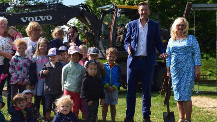 Bürgermeisterin Britta Gnadke, der Landtagsabgeordnete Christian Brade (SPD) und die Kinder und Erzieherinnen der Kita Max und Moritz (v.r.) fanden sich am Donnerstag zum Spatenstich für den neuen Spielplatz zusammen. Bürgermeisterin Britta Gnadke, der Landtagsabgeordnete Christian Brade (SPD) und die Kinder und Erzieherinnen der Kita Max und Moritz (v.r.) fanden sich am Donnerstag zum Spatenstich für den neuen Spielplatz zusammen.