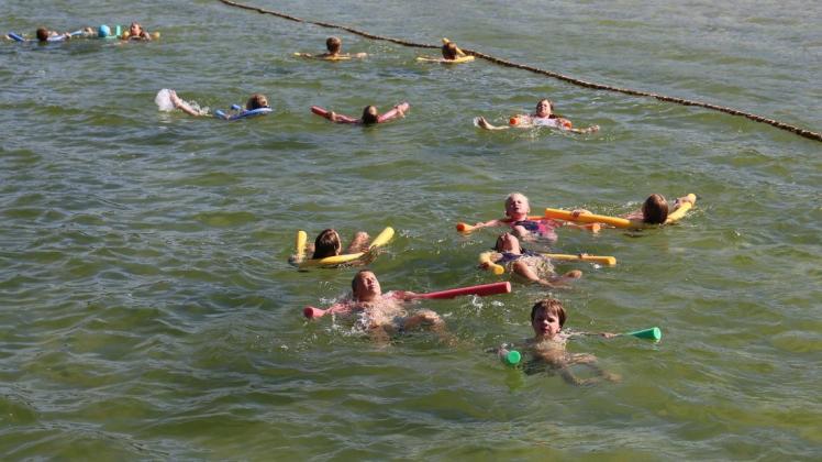 Vor der Prüfung zum Seepferdchen üben die Kinder im Neustädter See noch einmal mit den Pool-Nudeln.