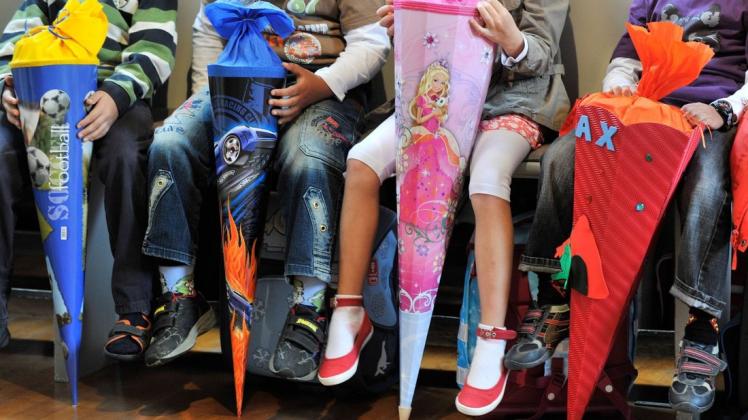 Während die meisten 6- und 7-Jährigen sich über Schultüte und Ranzen freuen, müssen einige gleichaltrige Kinder noch ein Jahr warten, bis auch sie in die Schule gehen können.