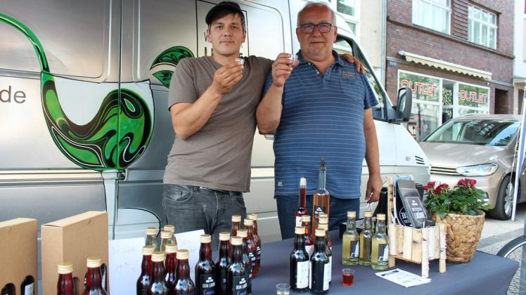 Andreas (l.) und Thomas Krieglstein präsentieren auf dem Langen Frische-Freitag ihre Wittstocker Likörkreationen, unter anderem ein Rhabarber-Vanille-Destillat.